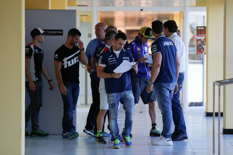 Vito Ippolito y Carmelo Espeleta hablan con los pilotos de MotoGP™