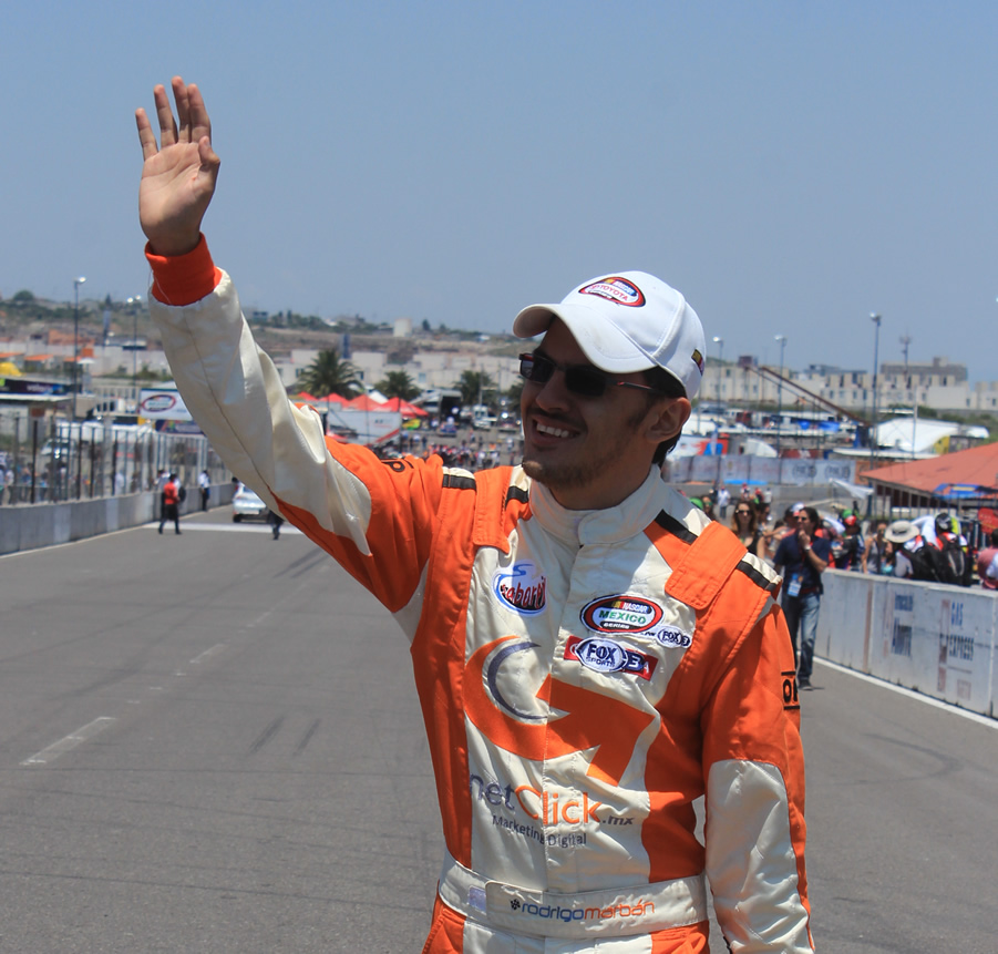 Rodrigo Marbán refrenda el título de piloto más popular de Nascar México 2015