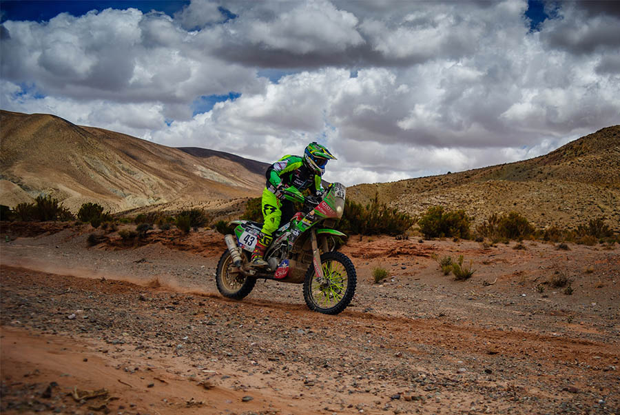 Patricio Cabrera cuida la moto para llegar a Bolivia