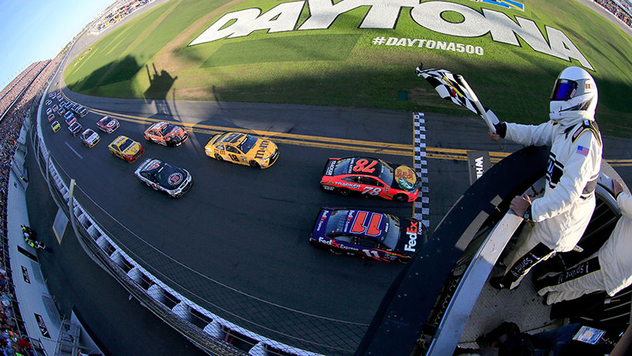 Denny Hamlin gana las 500 millas de Daytona más cerrada de la historia