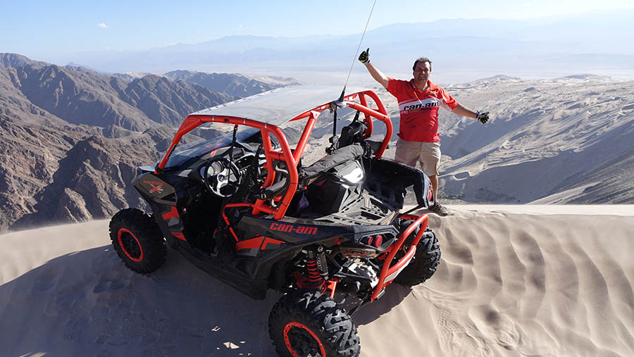 VIDEO: Chileno llega a cima de duna más alta del mundo