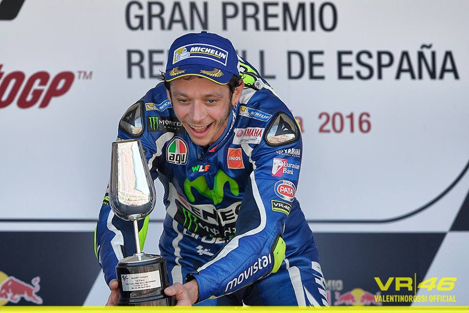 Rossi asciende en la lista de los ganadores más veteranos y regala su trofeo a un fan muy especial