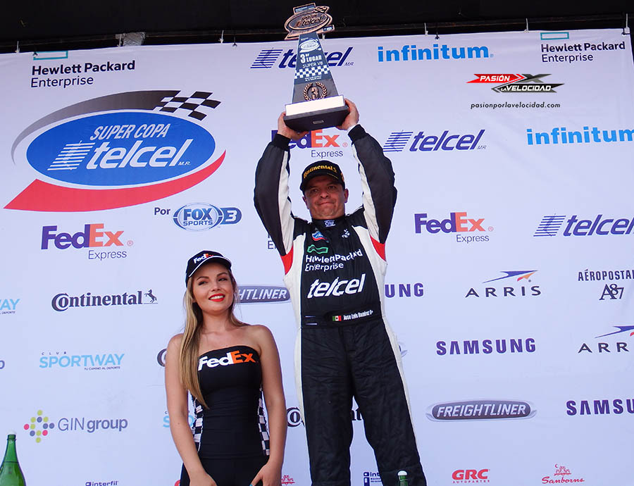 José Luis Ramírez celebra en el podio Potosino en los Súper V8
