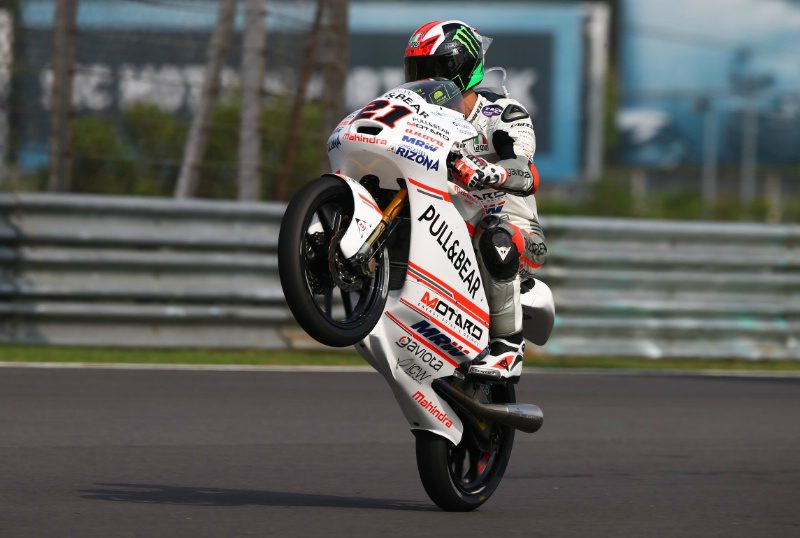 Bagnaia gana una carrera plagada de caídas en Moto3™
