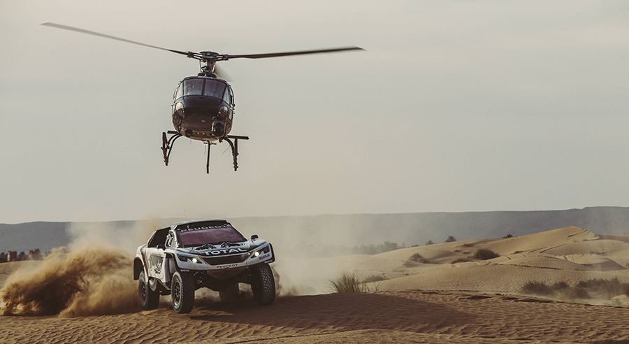 Al rojo vivo los coches en el Rally Dakar 2017
