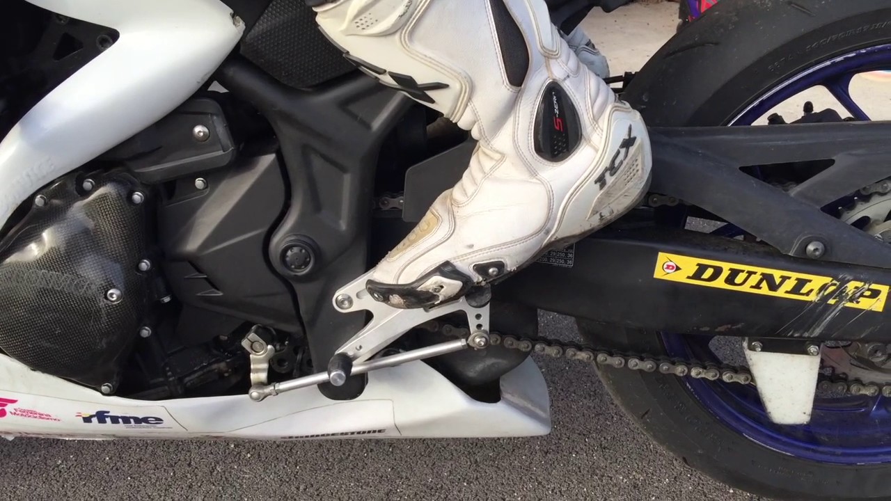 VIDEO: Como colocar los pies en una moto de carreras de velocidad