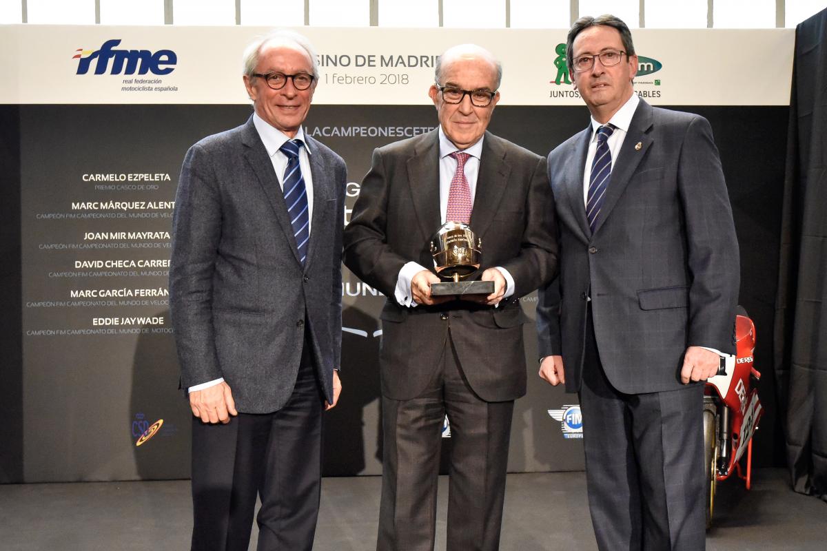 Carmelo Ezpeleta recibe el I Casco de Oro de la RFME