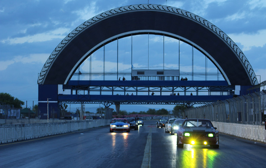 Noche de velocidad, fuego y alegría en el Autódromo Monterrey