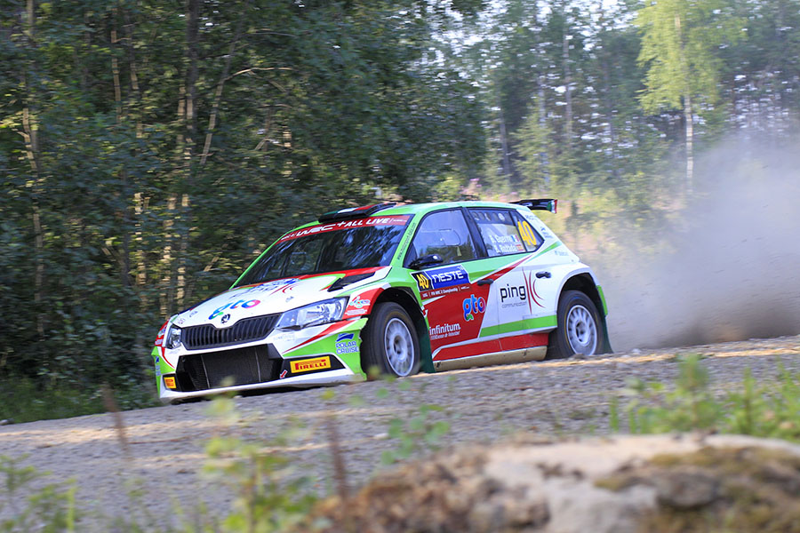 Benito Guerra asecha el top 5 en el Rally de Finlandia