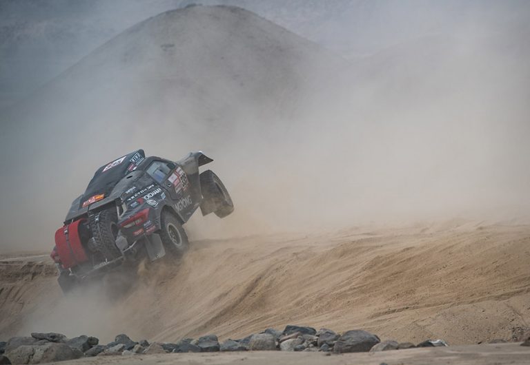 Óscar Fuertes tira de la épica para salvar una dura etapa #Dakar2019