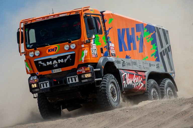 El KH-7 Epsilon Team pasa la noche en las dunas Dakar 2019