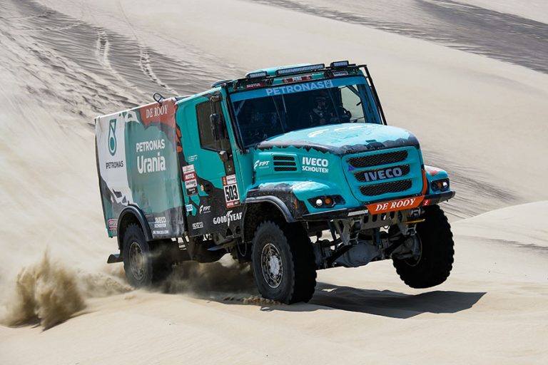 IVECO se acerca al final del Dakar con sus cuatro camiones en el Top 10