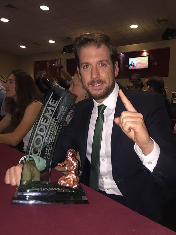 Benito Guerra recibe premio “Luchador Olmeca” de la CODEME