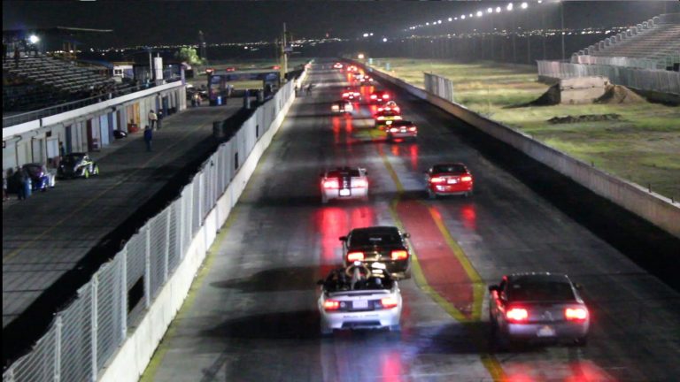 Banderazo verde para el Camaro Mustang Challenge en el Autódromo Monterrey
