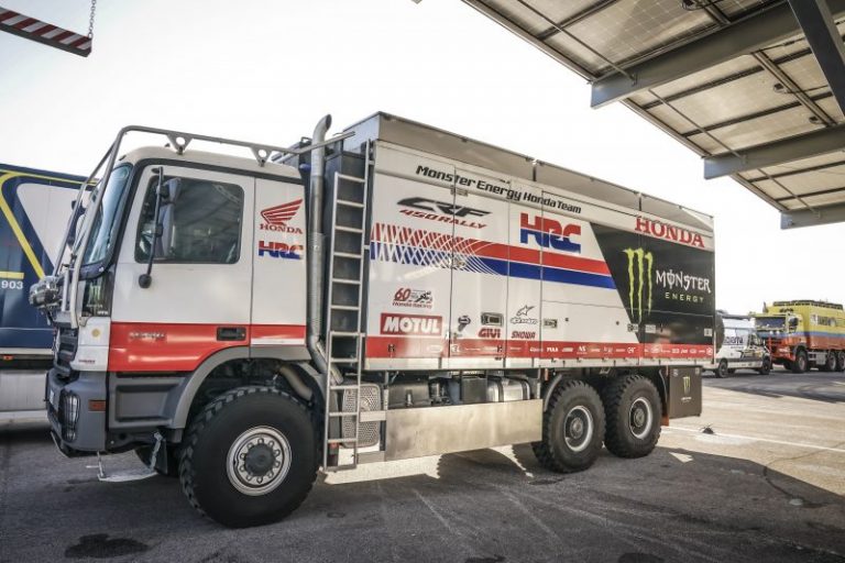 Los vehículos del Monster Energy Honda Team, camino de Arabia Saudita
