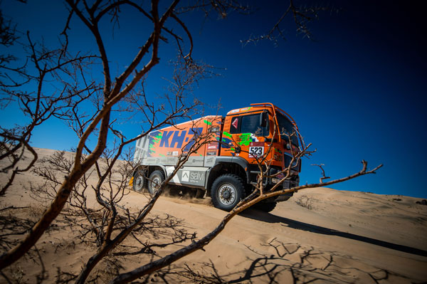 El KH-7 Epsilon Team disfruta de una etapa “africana” en el Dakar saudí