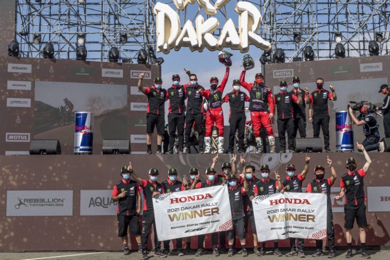 Doblete de Honda en el Rally Dakar 2021: Kevin Benavides, campeón, y Ricky Brabec, segundo en la carrera más dura del mundo