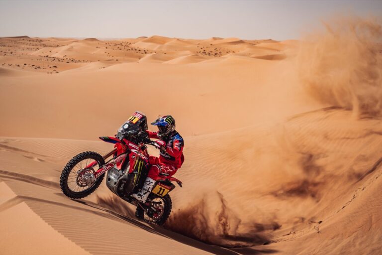 Los pilotos del Monster Energy Honda Team siguen en el Top 10 del #Dakar2023