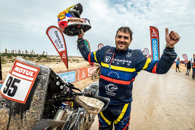 Nicolás Cardona feliz tras haber completado su quinto Rally Dakar