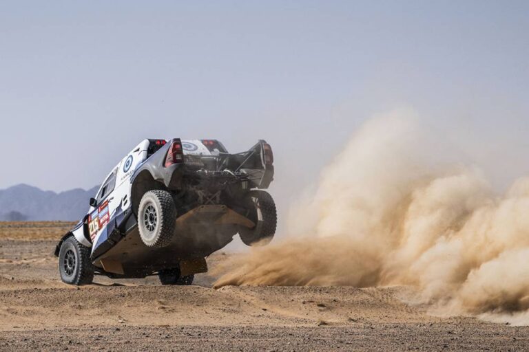 Cornejo y Loeb ven triple: Resumen Etapa 7 Dakar 2024