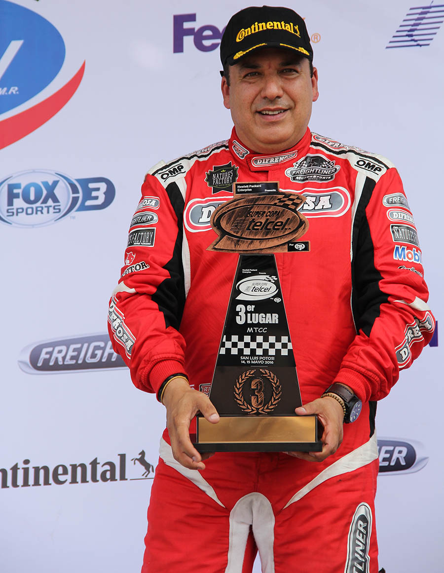 Cesar Tiberio Jiménez con doble podio en el Autódromo del Parque Tangamanga II