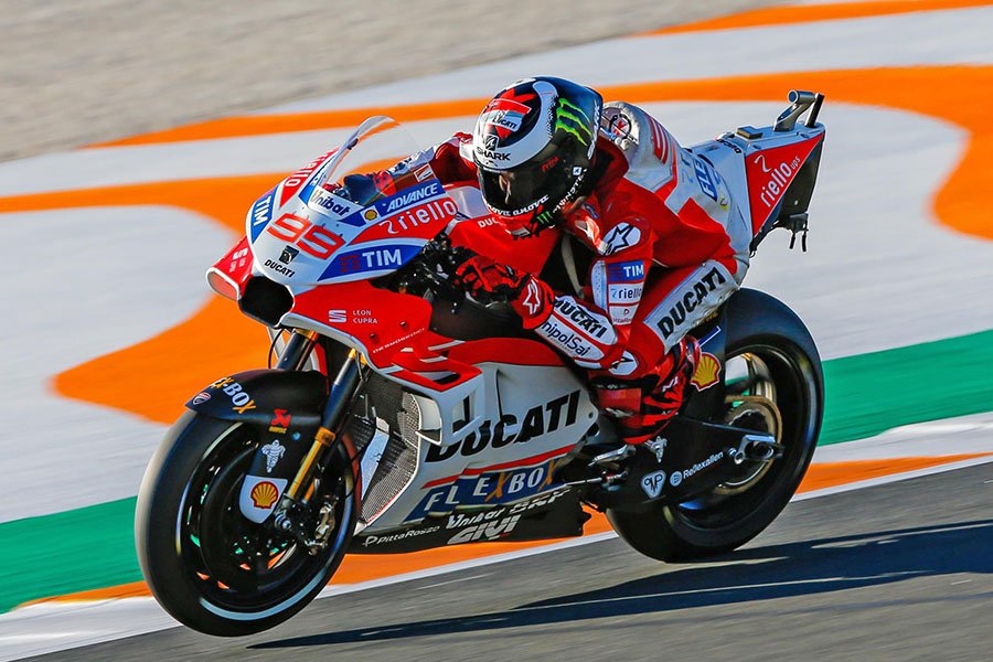 Las Ducati no se rinden: Lorenzo lidera con Dovi tercero en Valencia