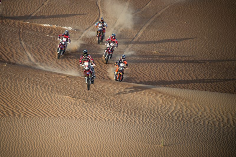Podio final de Kevin Benavides y Monster Energy Honda Team en el Abu Dhabi Desert Challenge
