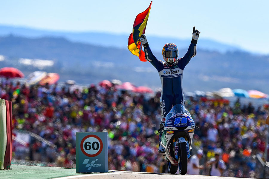 Martín aprovecha las sanciones y gana en #Moto3 #AragonGP