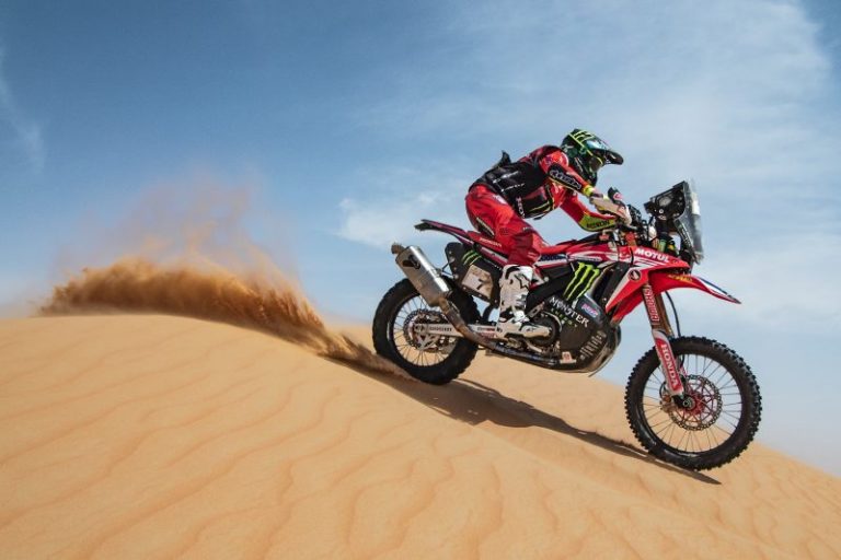 Inicio prudente del Monster Energy Honda Team en el contacto con las primeras dunas de Abu Dabi