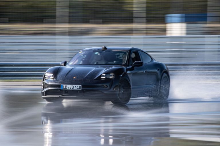 El Porsche Taycan consigue el récord mundial en drifting para autos eléctricos