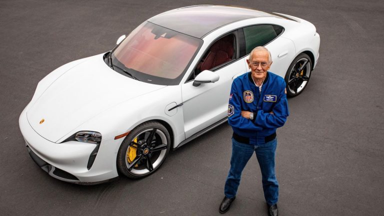 Ex astronauta conduce por primera vez un auto eléctrico en la Tierra