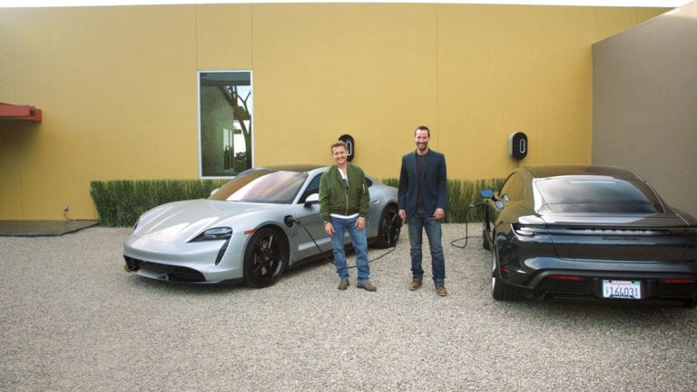 Keanu Reeves y Alex Winter conducen el Porsche Taycan