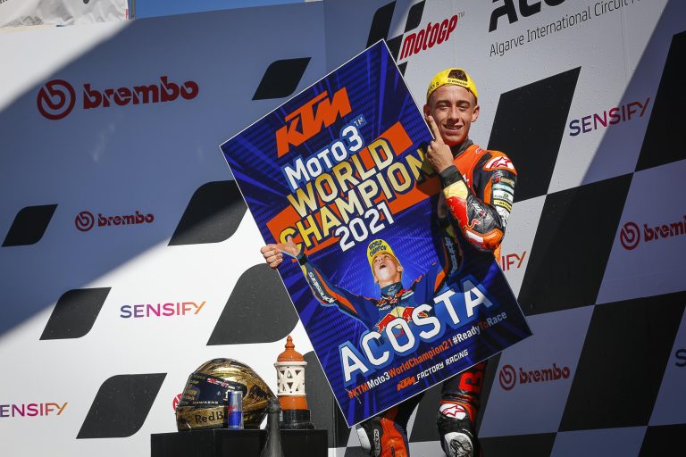 Acosta se corona Campeón del Mundo de Moto3™ con victoria