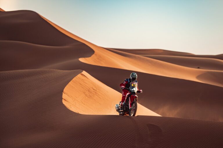 El Monster Energy Honda Team se adentra en un inmenso mar de dunas