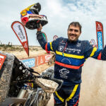 91247 LA ALEGRÍA DE NICOLÁS CARDONA TRAS HABER LLEGADO A LA META EN EL DAKAR